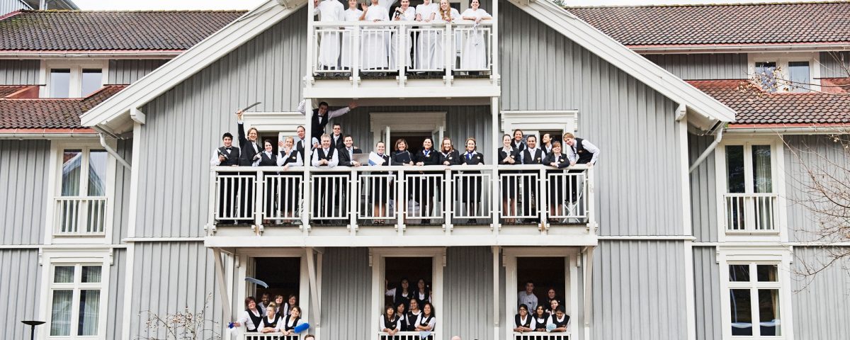 Personalet på terasser i gamlegodset på Losby Gods