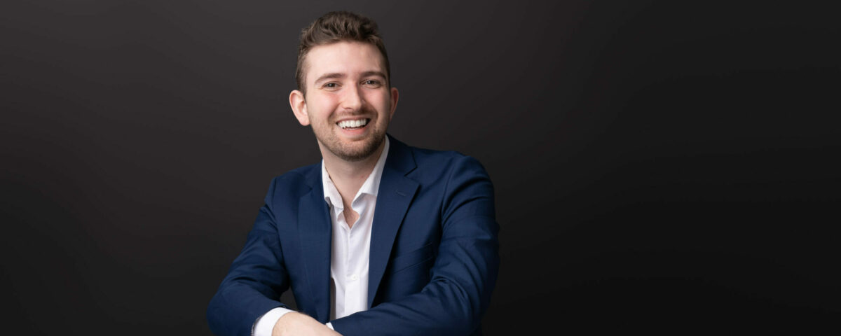 Smilende Oskar Fagerlund som sitter på en stol