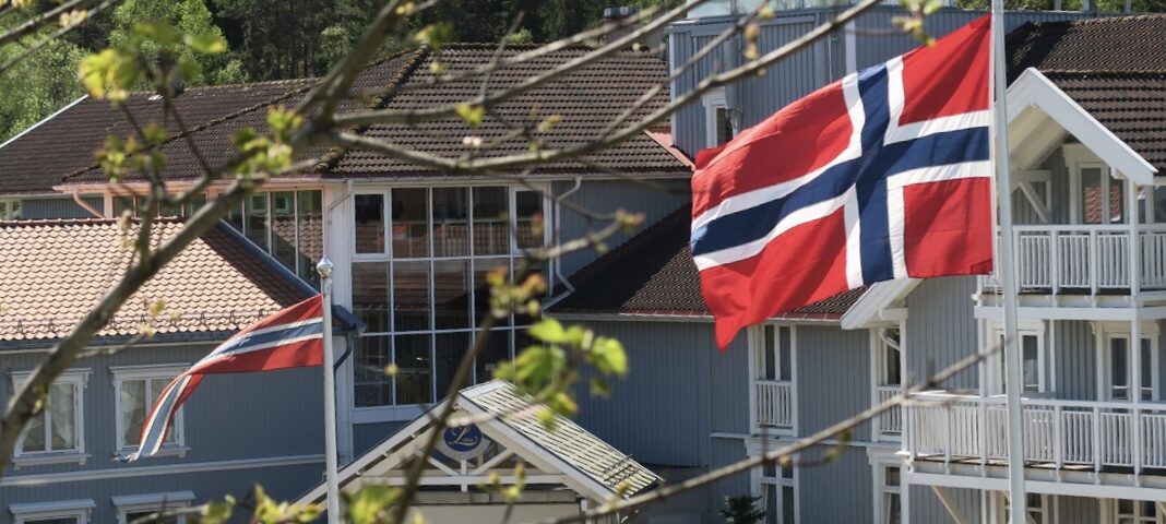 Norsk flagg foran godsbygningen på Losby Gods