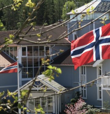 Norsk flagg foran godsbygningen på Losby Gods