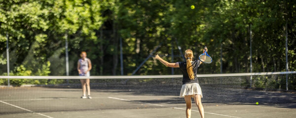 Girls playing tennis at Losby Gods