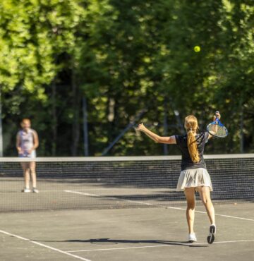 Girls playing tennis at Losby Gods